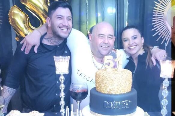 Piero Pinna (izquierda), conocido como "El Faraon del Pollo", se entregó en su provincia natal junto a su abogado. 