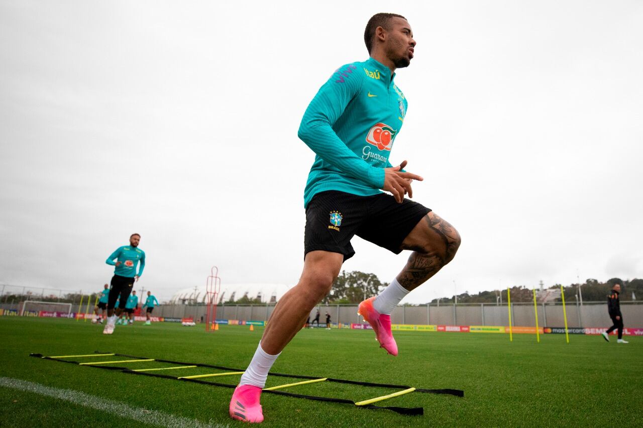 Gabriel Jesús se entrena en tierra brasileña