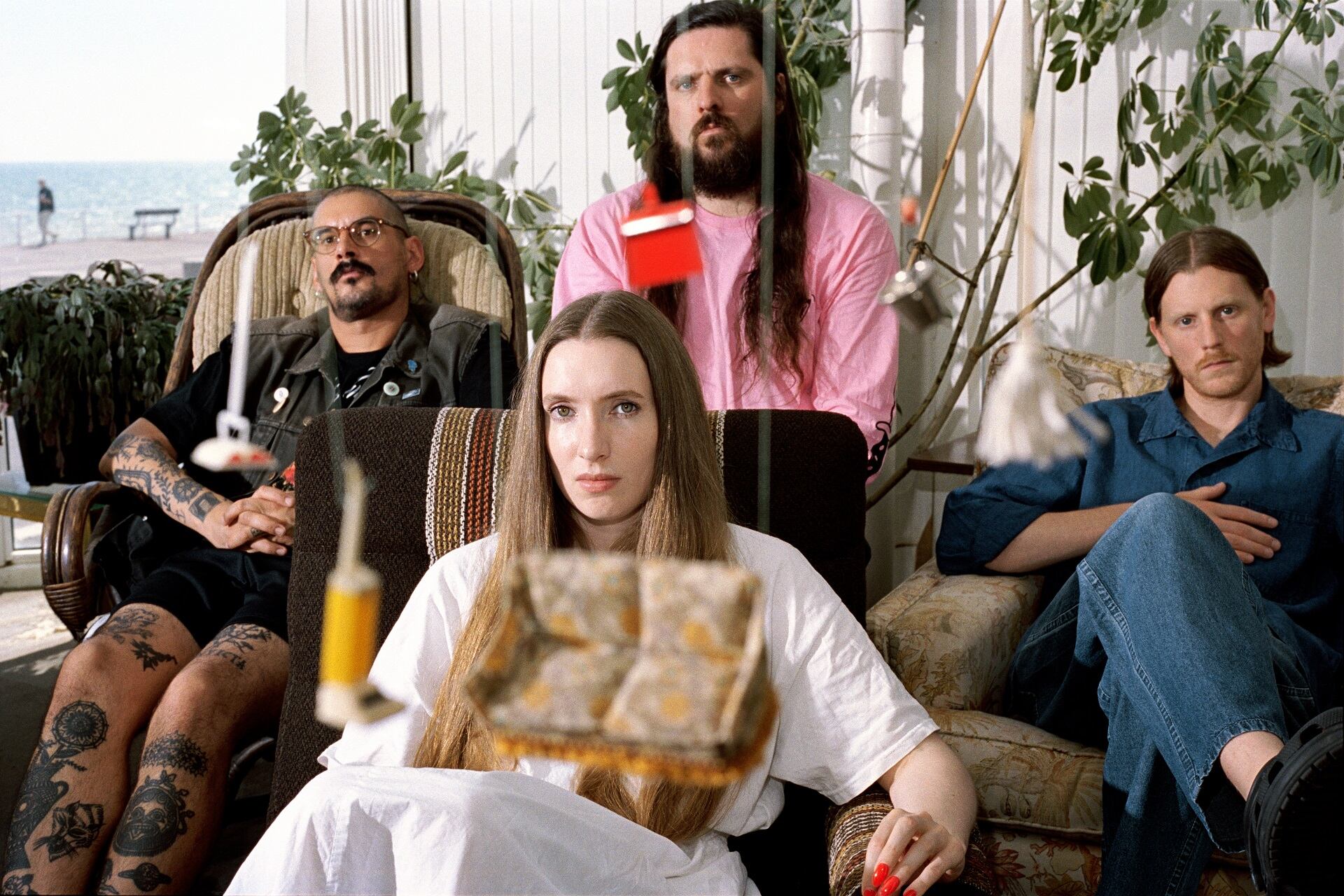 Zapatos de cerámica, sentirse una banana verde, domar la apatía otoñal o poner la líbido en una góndola: imágenes paganas de sus temas