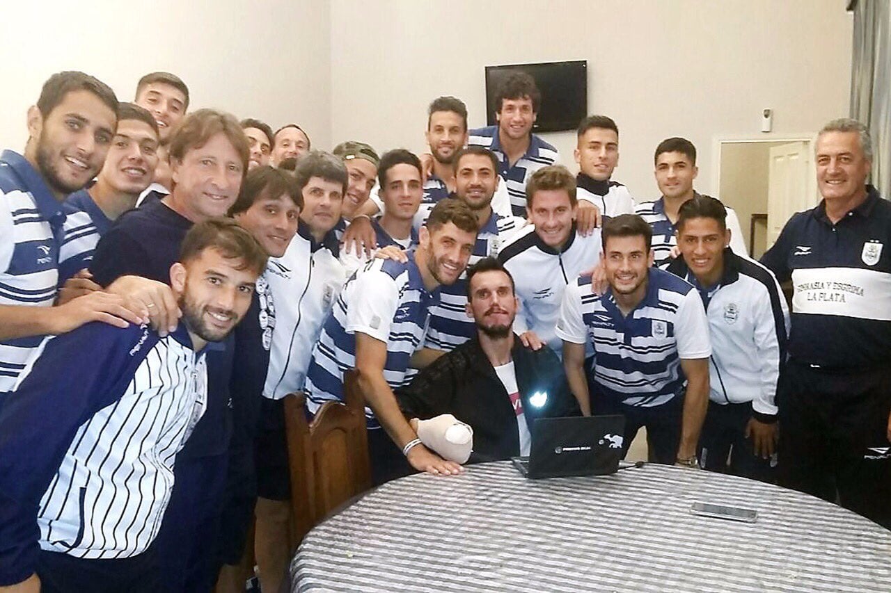 Kondratiuk con el plantel de Gimnasia, en una visita de 2017.