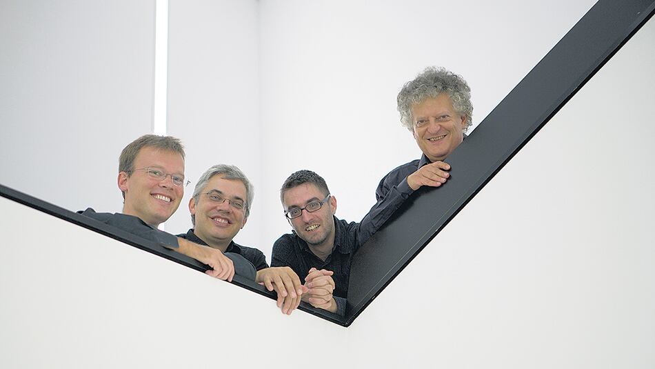 Irvine Arditti se formó en la Royal Academy of Music con Clarence Myerscough y Manoug Parikian.