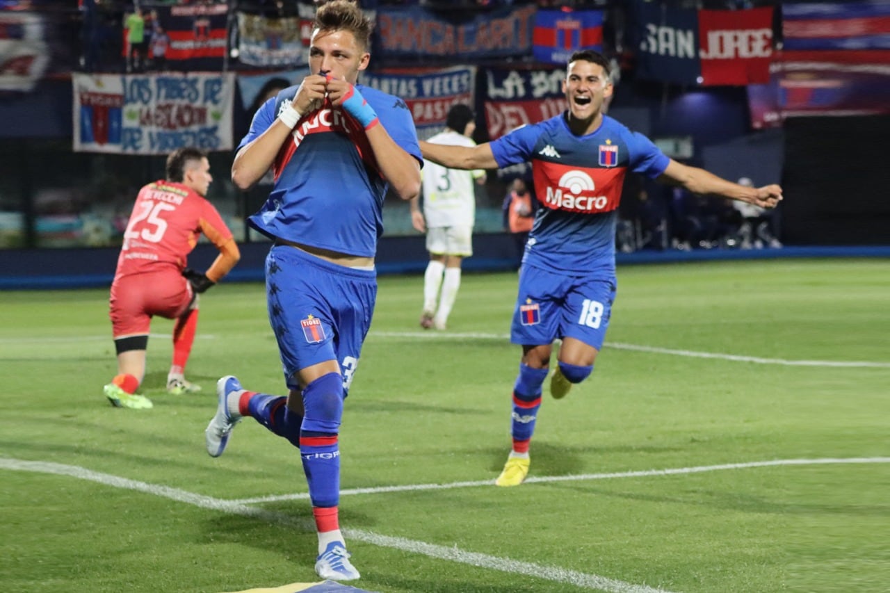 Retegui, artillero del certamen, festeja el primero de su doblete para Tigre