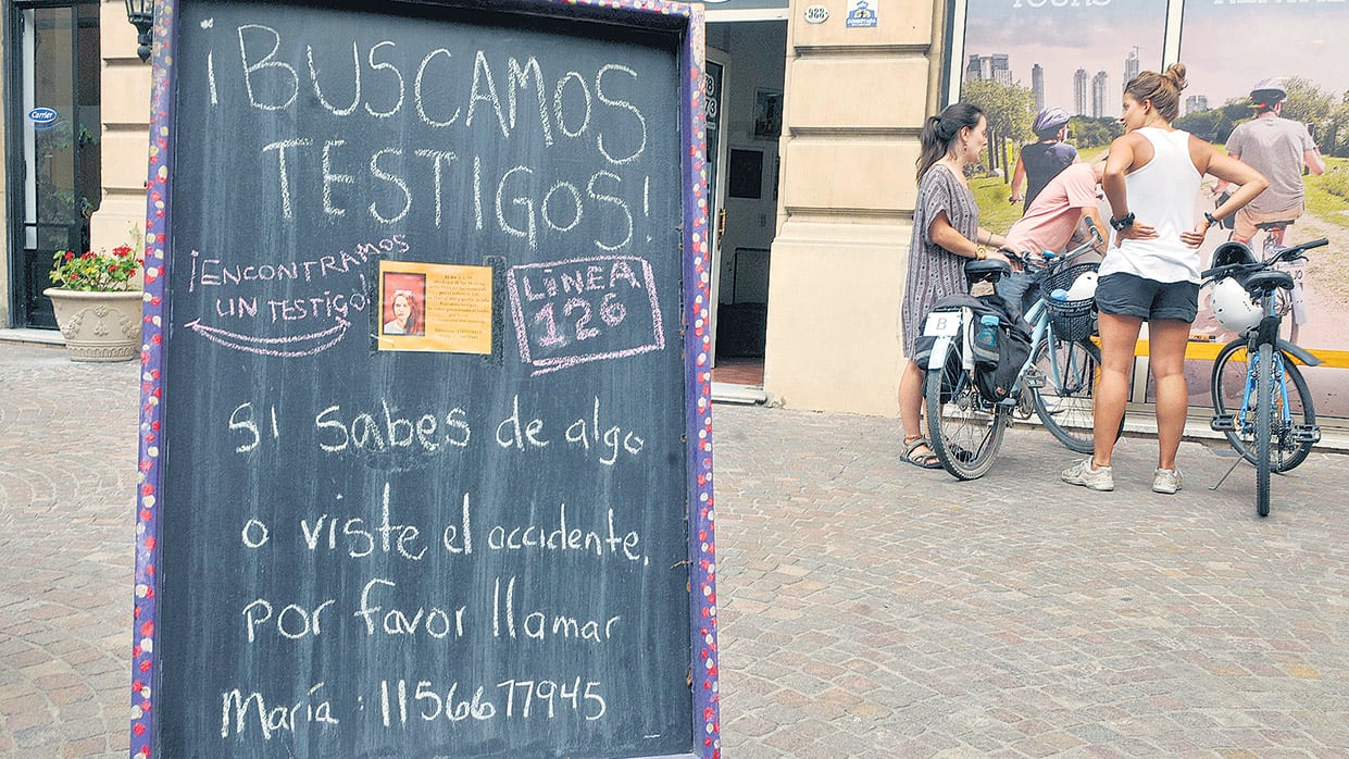 En la esquina de Estados Unidos y Perú, un cartel por la muerte ocurrida allí.
