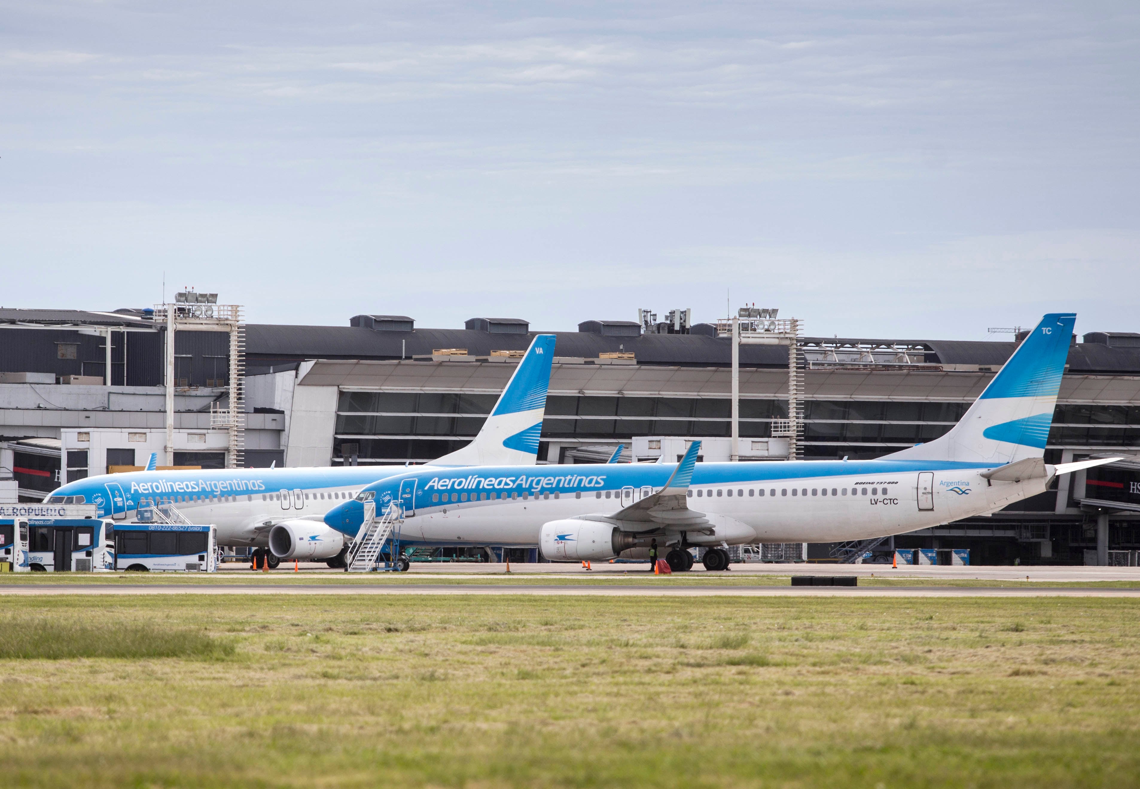 Desde Aerolíneas, aseguraron que no tendría sentido que los alcance el impuesto, porque facturan en pesos. 