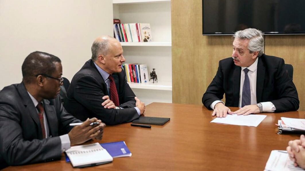 Alberto Fernández con representantes del FMI, semanas atrás. Ya rueda la pelota del partido por la refinanciación de la deuda.
