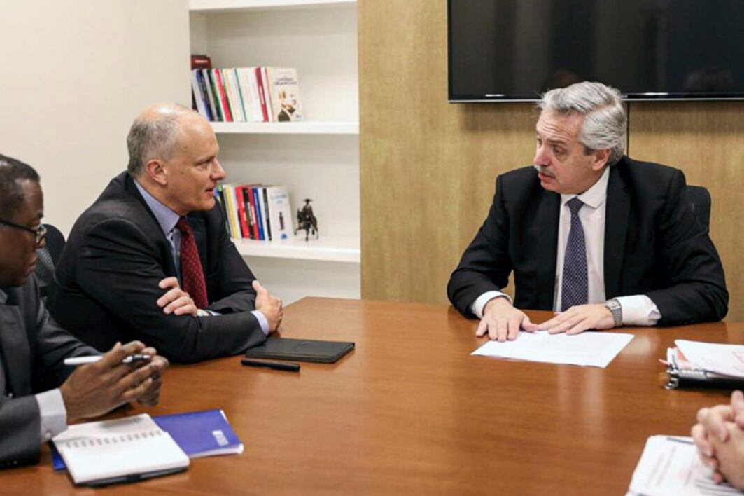 Alberto Fernández con representantes del FMI, semanas atrás. Ya rueda la pelota del partido por la refinanciación de la deuda.