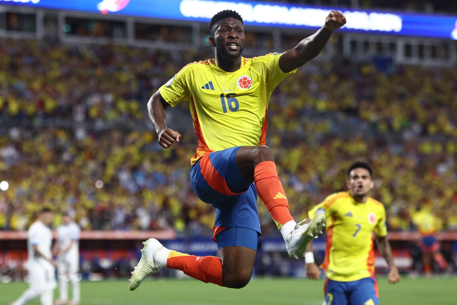 Lerma salta para festejar su gol al final del primer tiempo