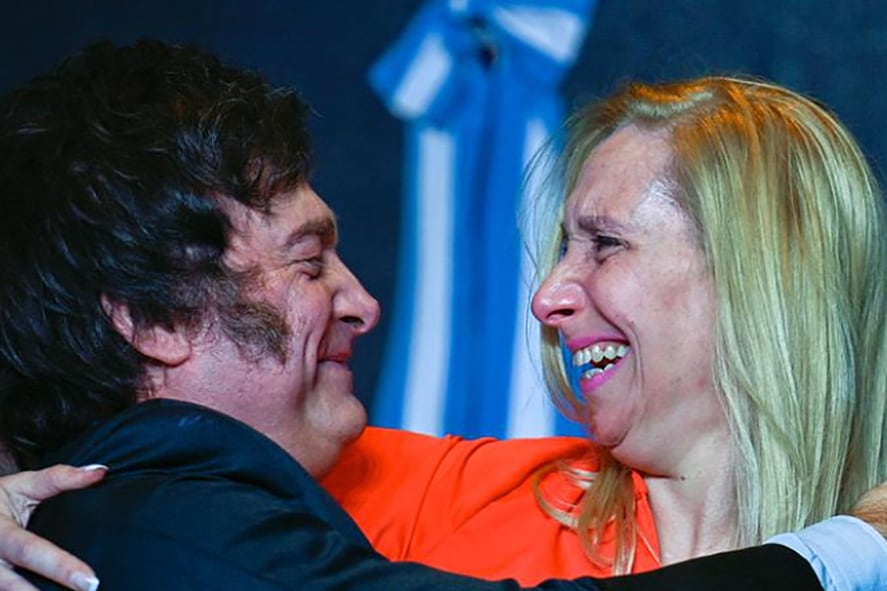 El abrazo fraternos entre el jefe de Estado y la Secretaria General de la Presidencia.