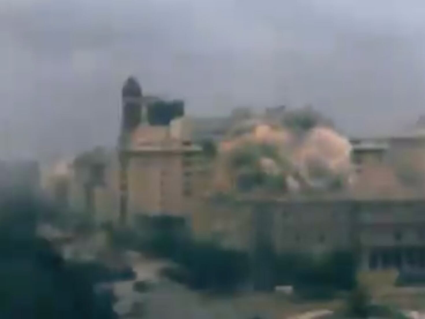 Una imagen del bombardeo, en colores.