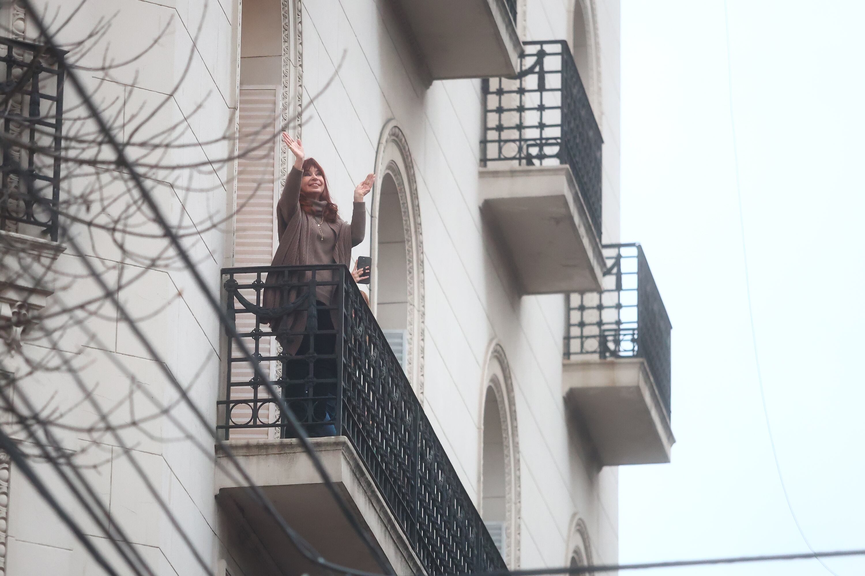 Los jueces dieron a entender que no puede salir al balcón porque "altera la convivencia pacífica del vecindario".