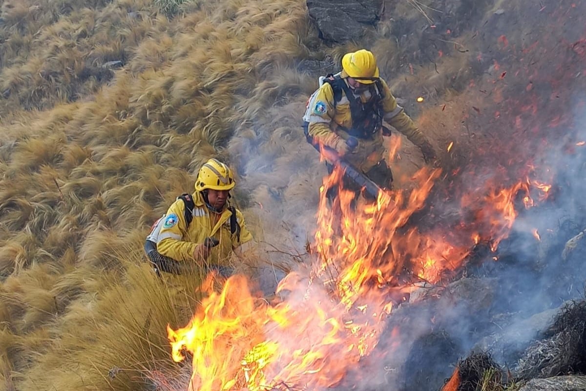 Tercer día de incendio forestal en el Cerro Champaquí: más de 100 agentes participan del combate del fuego