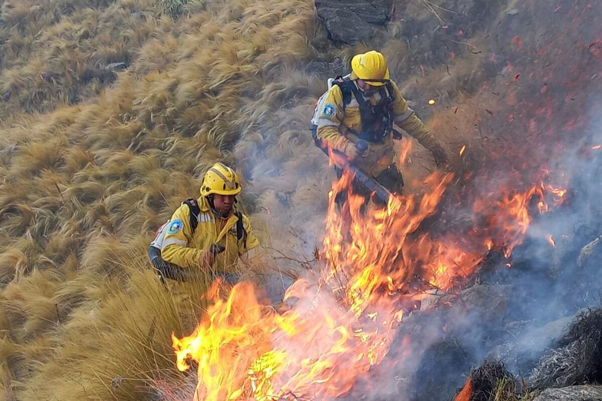 Tercer día de incendio forestal en el Cerro Champaquí: más de 100 agentes participan del combate del fuego
