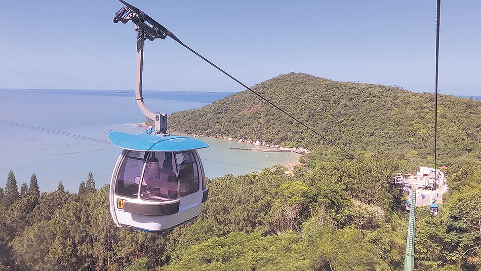 El bondinho asciende desde Laranjeiras hacia otras paradas del parque Unipraias.