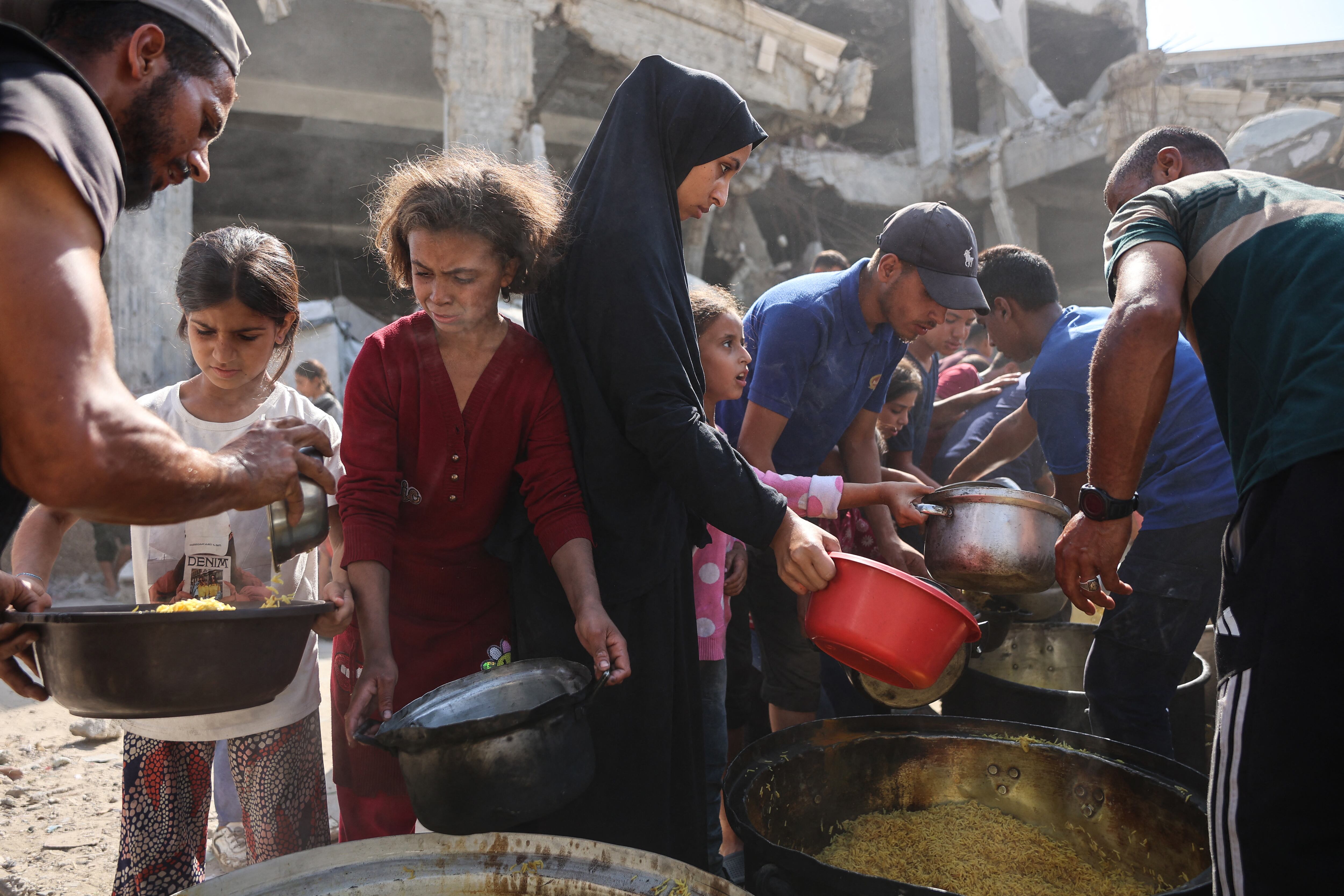 Reparto de comida en Franja de Gaza.