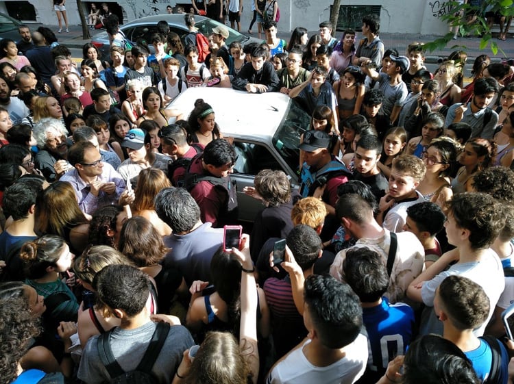 Decenas de estudiantes forcejearon con los policías frente al Pellegrini.