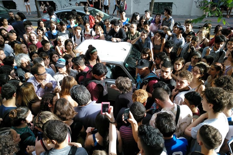 Decenas de estudiantes forcejearon con los policías frente al Pellegrini.