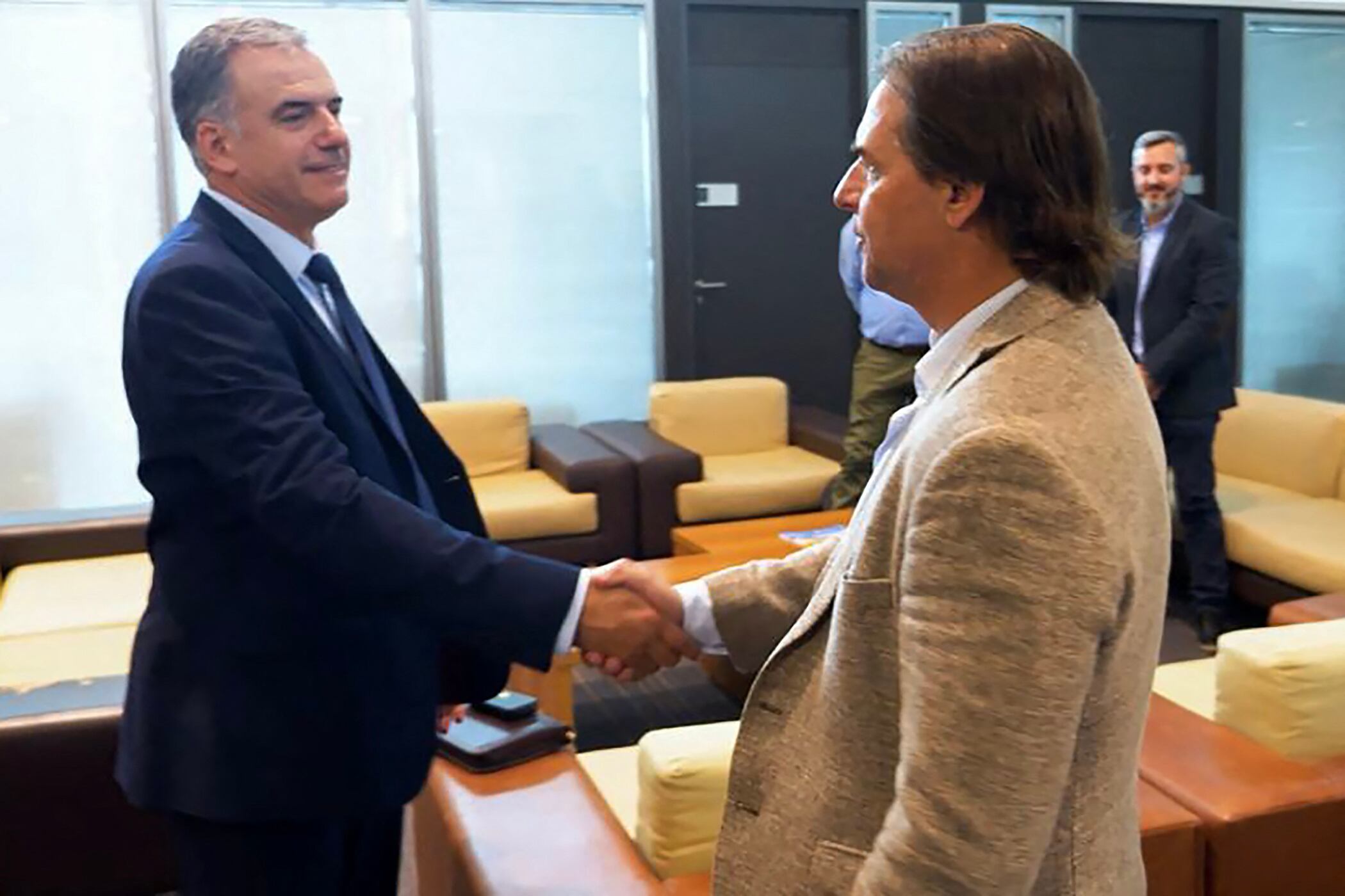 Orsi y Lacalle Pou se dan la mano en Montevideo.