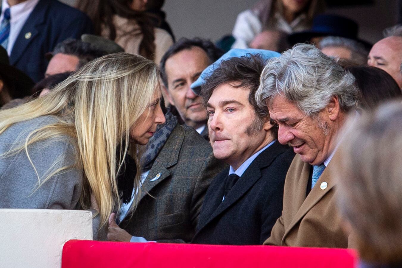 Javier y Karina Milei en la Rural junto al titular de la SRA, Nicolás Pino. 