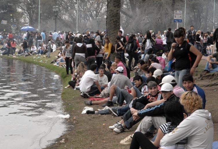 Tradición que se renueva. Cada año, estudiantes secundarios de todo el país festejan su día en parques y plazas.