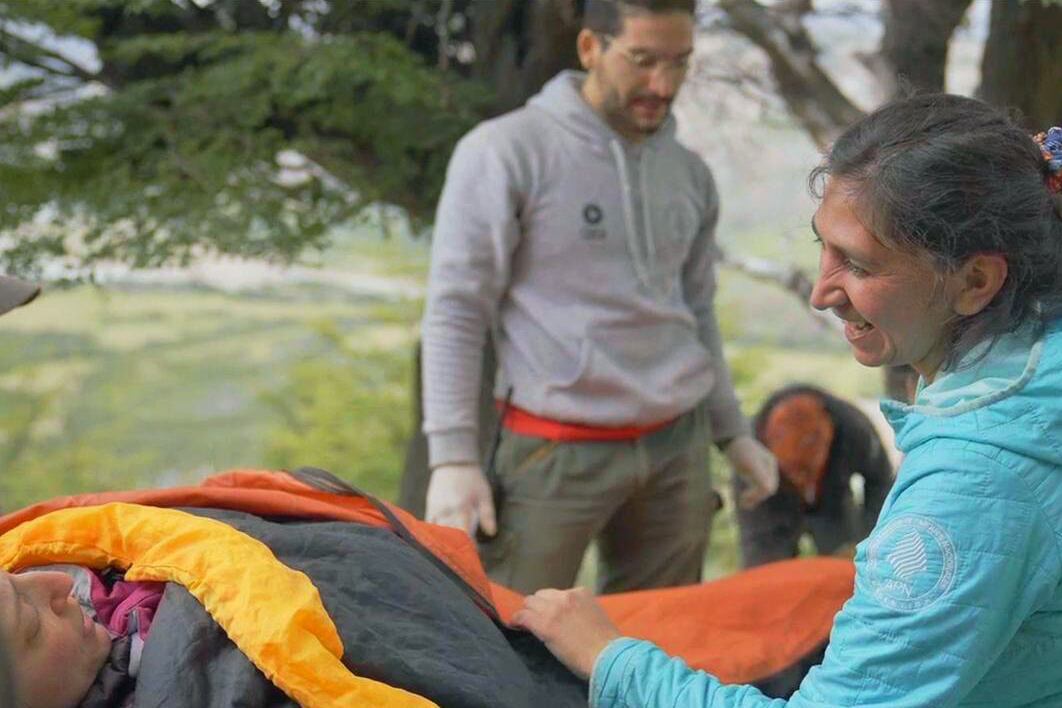 Andrea Torres rescatando a un caminante accidentado en El Chaltén.
