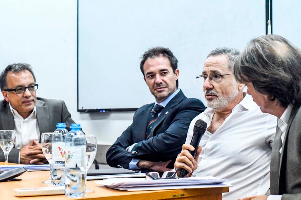 Sain junto al decano Hernán Botta, el criminólogo Enrique Font y Daniel Erbetta, ministro de la Corte.