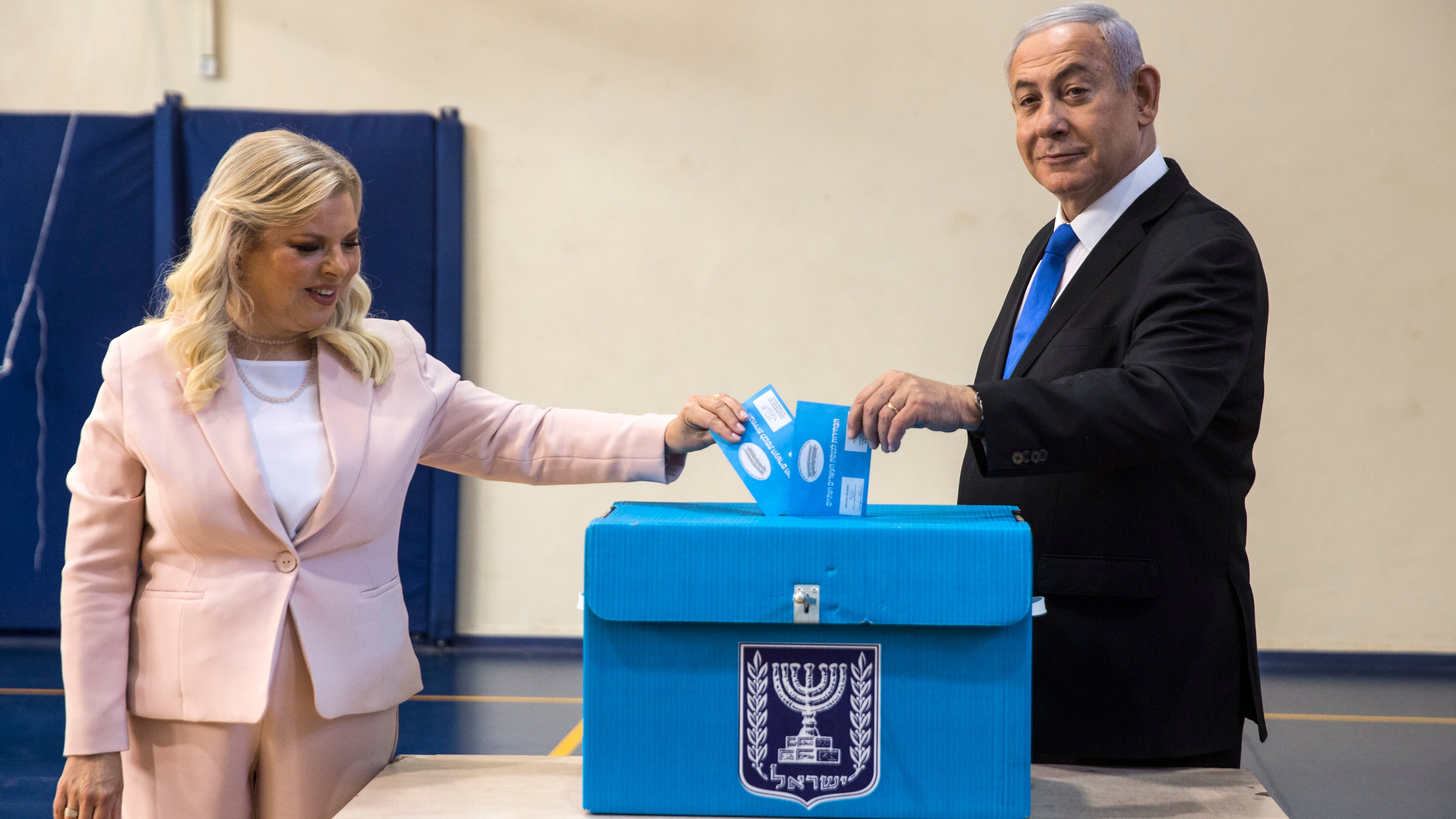 Netanyahu y su esposa Sara emiten su voto en Jerusalén.