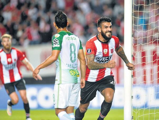 Javier Toledo corre a festejar su gol, el único del Pincha.