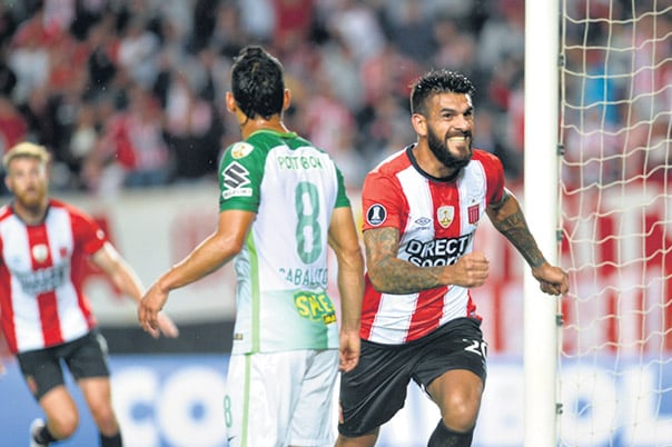 Javier Toledo corre a festejar su gol, el único del Pincha.