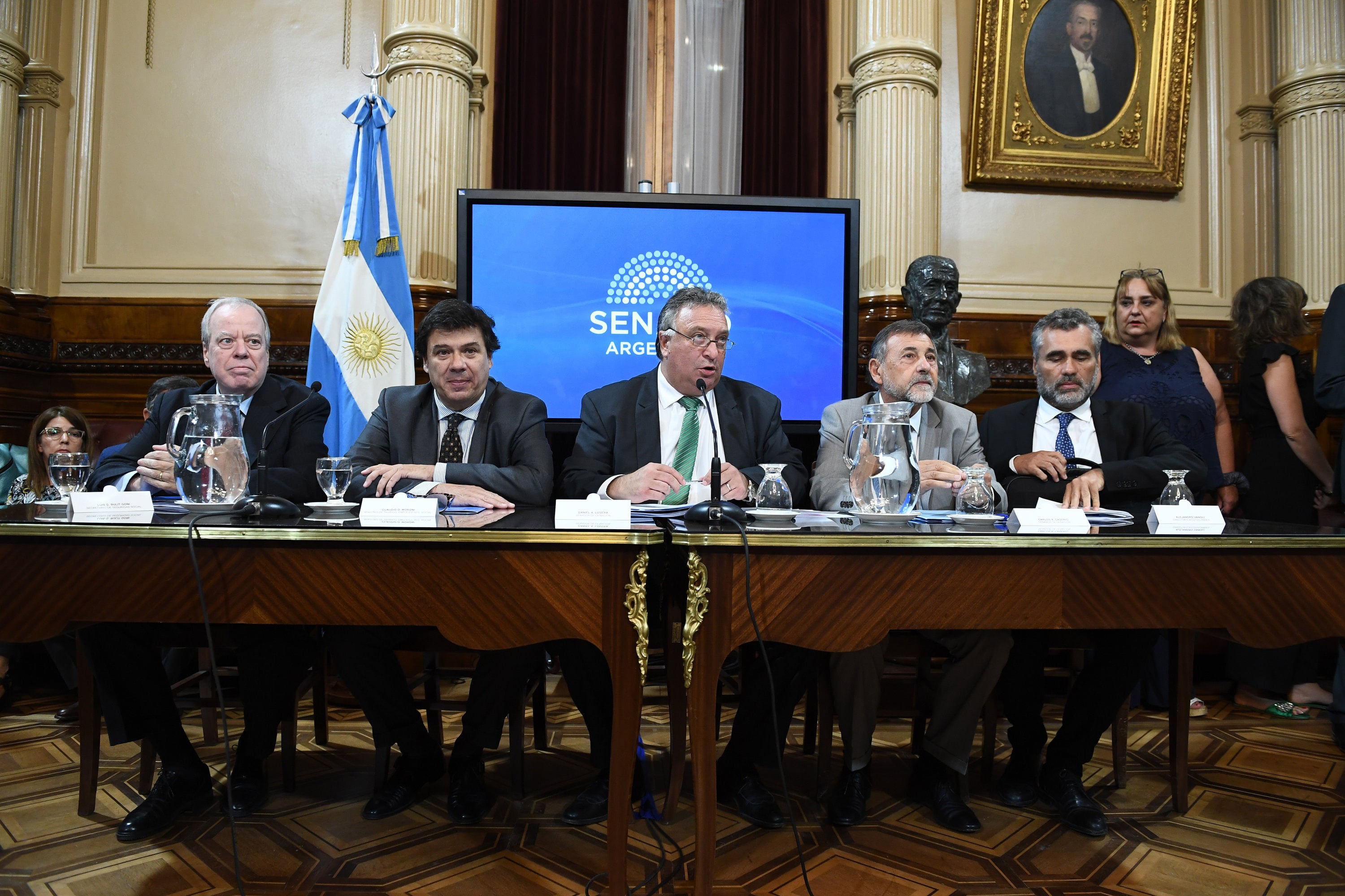 Los funcionarios defenideron ante los senadores el proyecto enviado por el Ejecutivo.