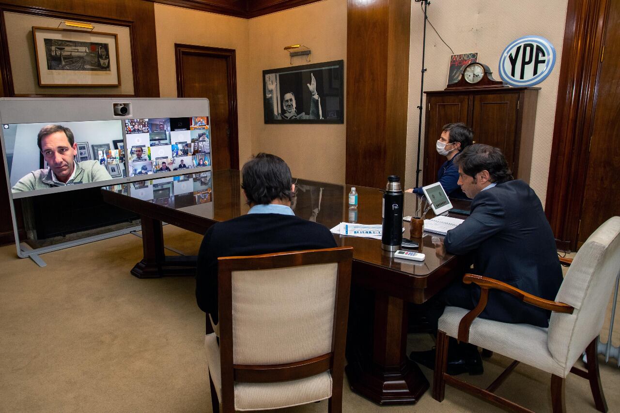  El gobernador, Axel Kicillof está reunido con los intendentes del ÁREA Metropolitana de Buenos Aires (AMBA)  para escuchar sus propuestas y elevar su propuesta al Presidente, con quien se reunirá más tarde.