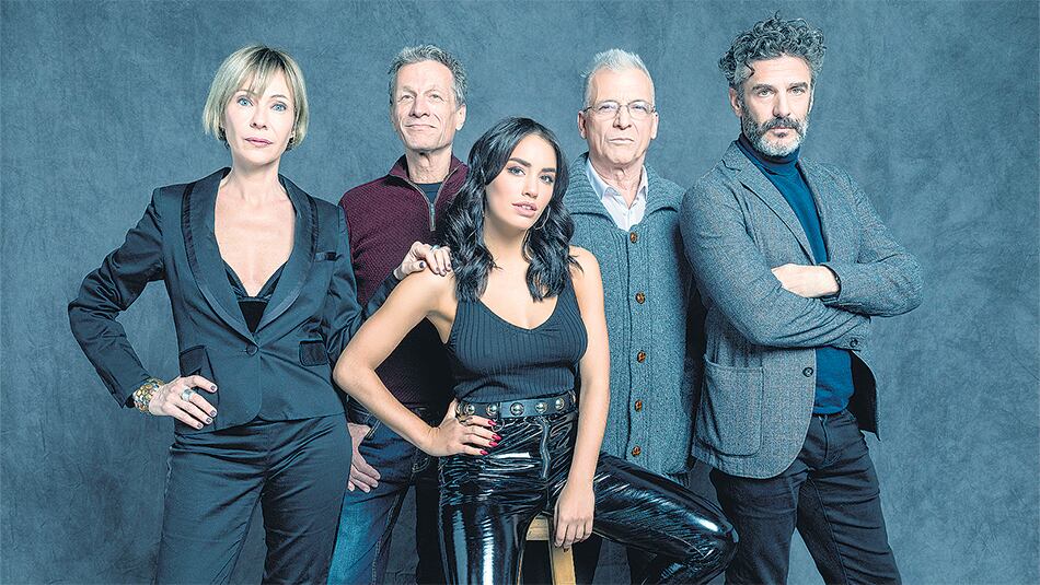 El elenco de Acusada, una oscura historia de intriga policial.