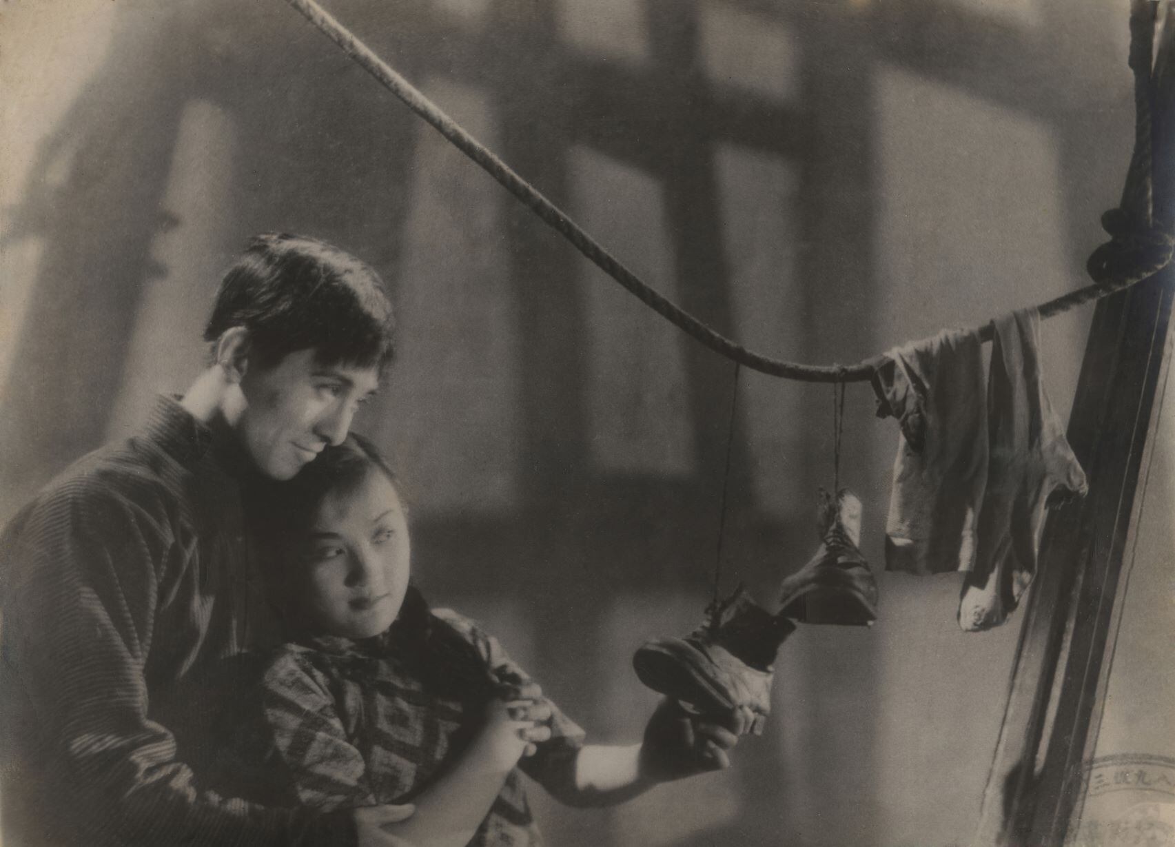 "Ángel de la calle"  (1937), dirigida por Yuan Mu Jih. 