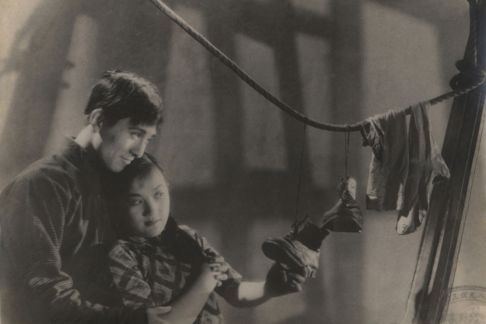 "Ángel de la calle" (1937), dirigida por Yuan Mu Jih.