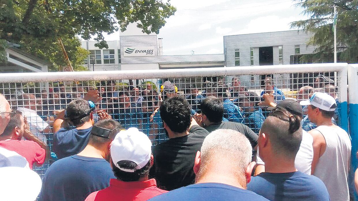 Anoche, adentro seguía el paro y en la puerta un grupo de operarios mantenía una guardia.
