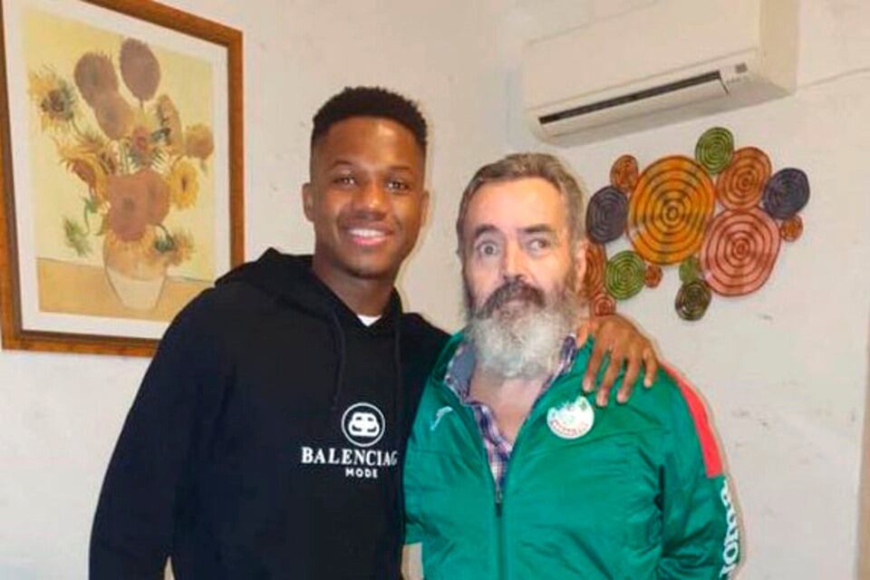 Ansu Fati junto a Juan Manuel Sánchez Gordillo, el alcalde comunista.