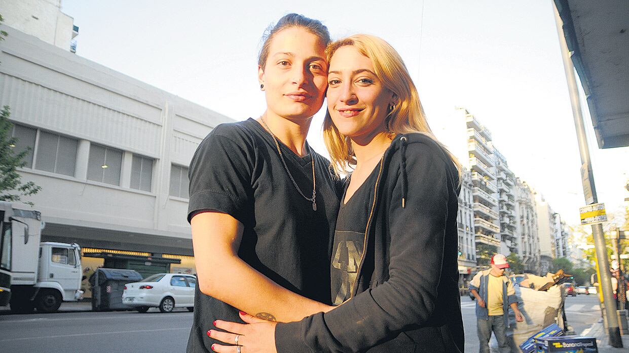 Gómez denunció que fue detenida porque estaba besando a su esposa, Rocío Girat.