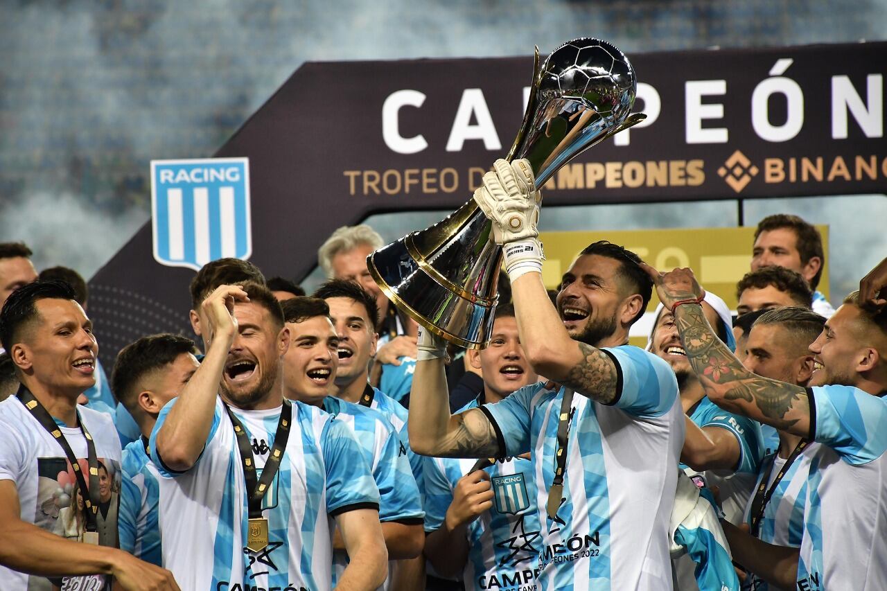 El arquero Arias levanta la Copa en San Luis