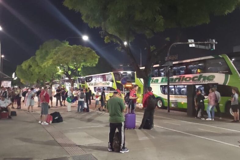 Los hinchas de River, a punto de subirse a los micros para viajar a Lima.