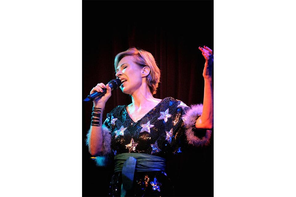 "La música y las letras fueron mis primeras inclinaciones artísticas", dice Estévez.