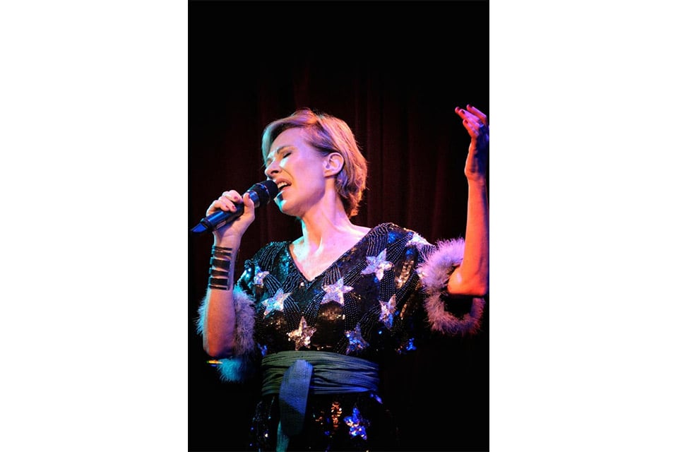 "La música y las letras fueron mis primeras inclinaciones artísticas", dice Estévez.