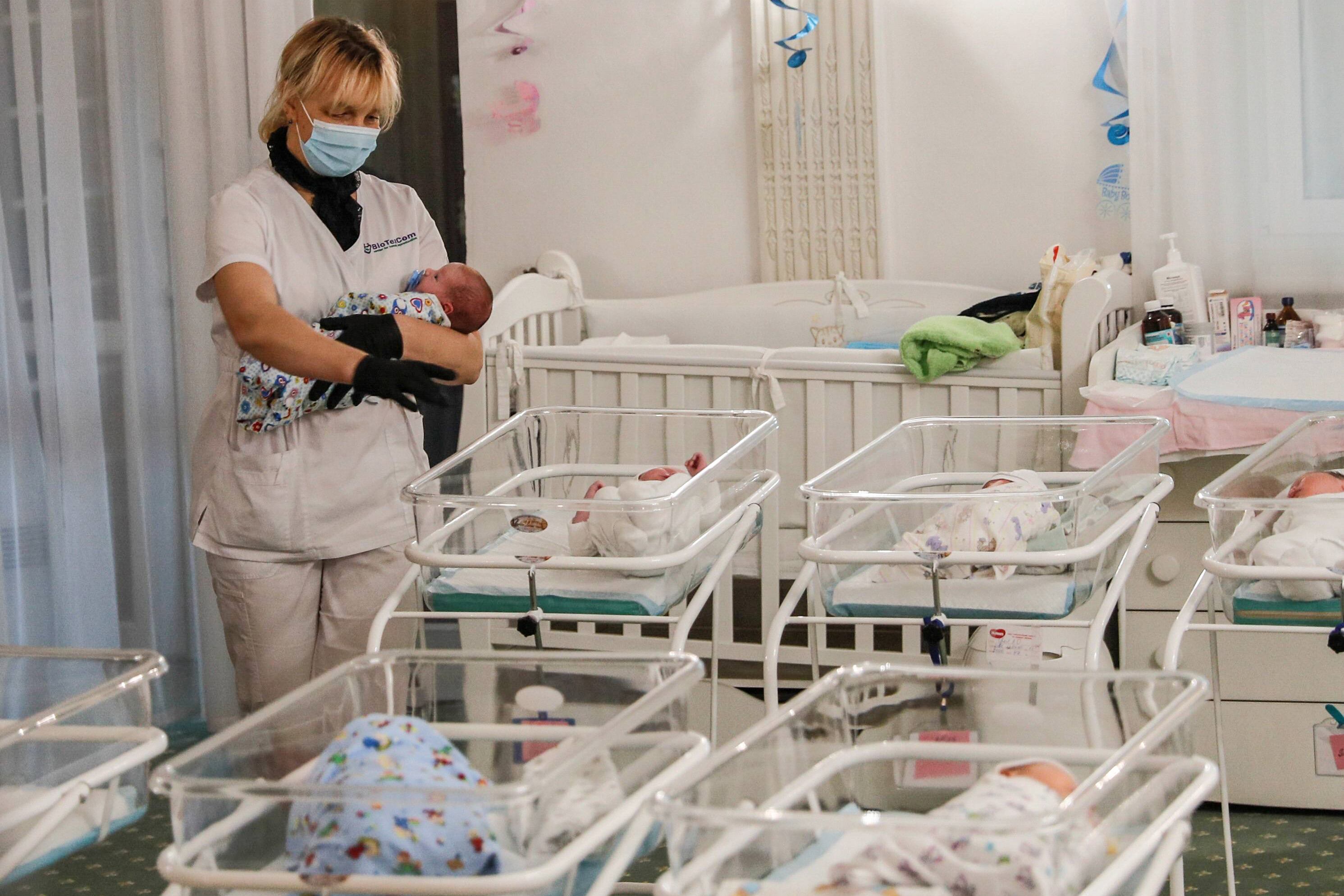 Los bebés están en un hotel reconvertido en guardería.