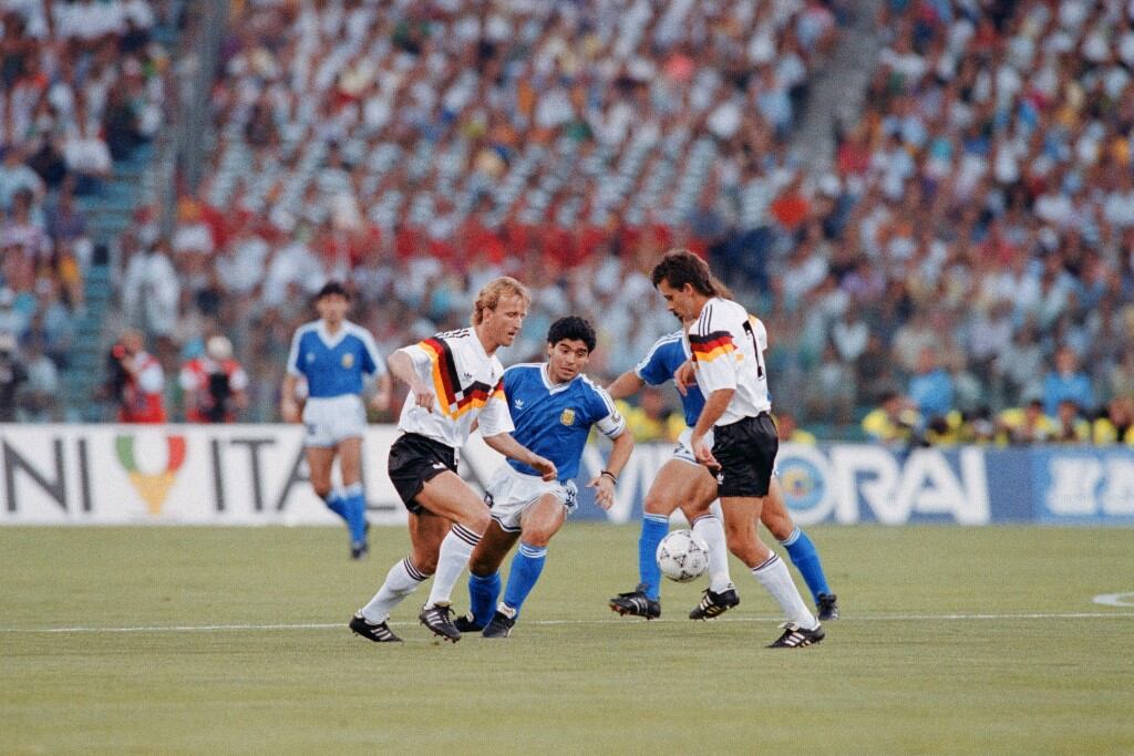 Brehme (izquierda), Maradona y Littbarski (derecha) en la final de Italia '90.