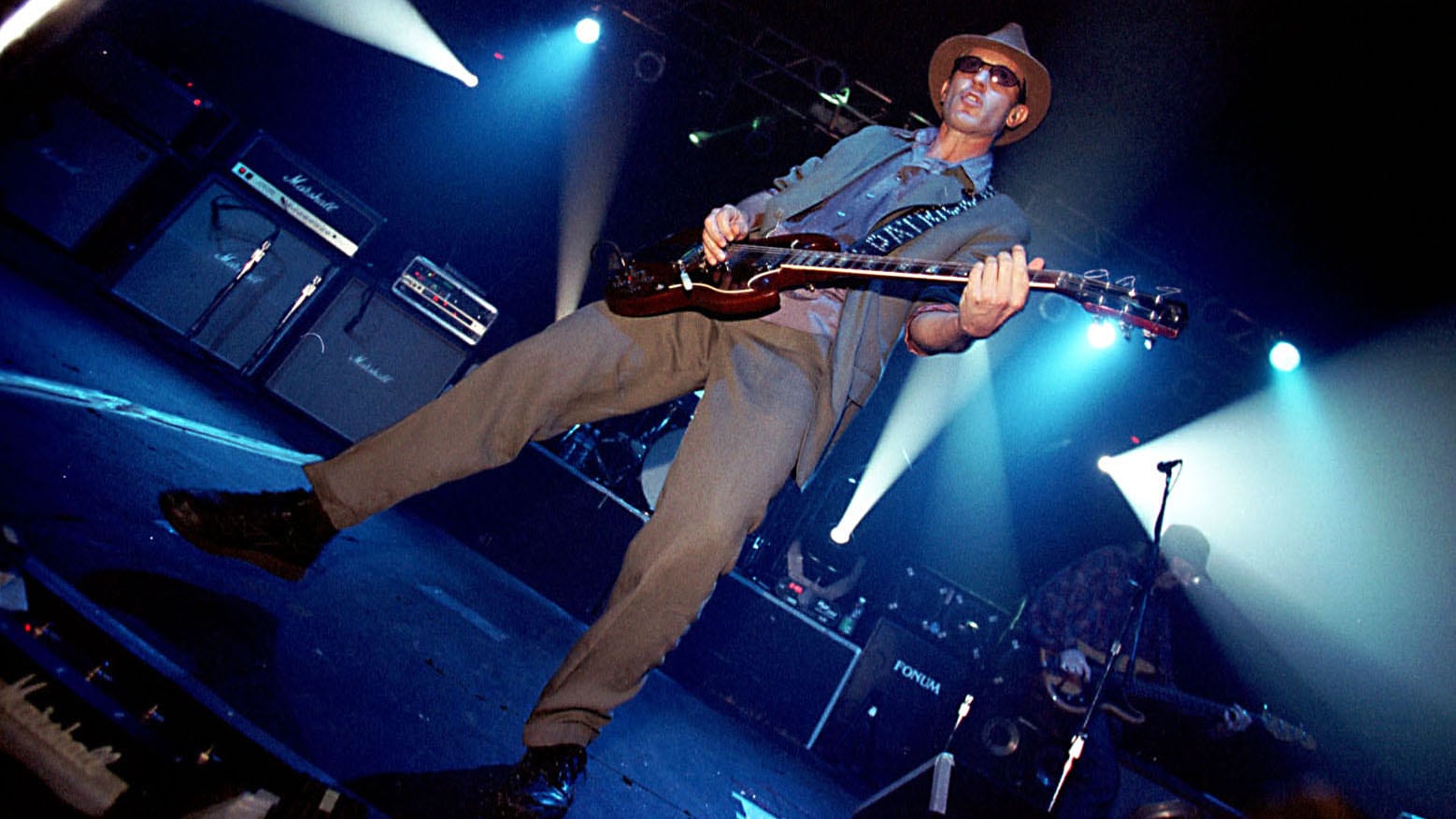 Skay va del clima ominoso al rock energético y luminoso.