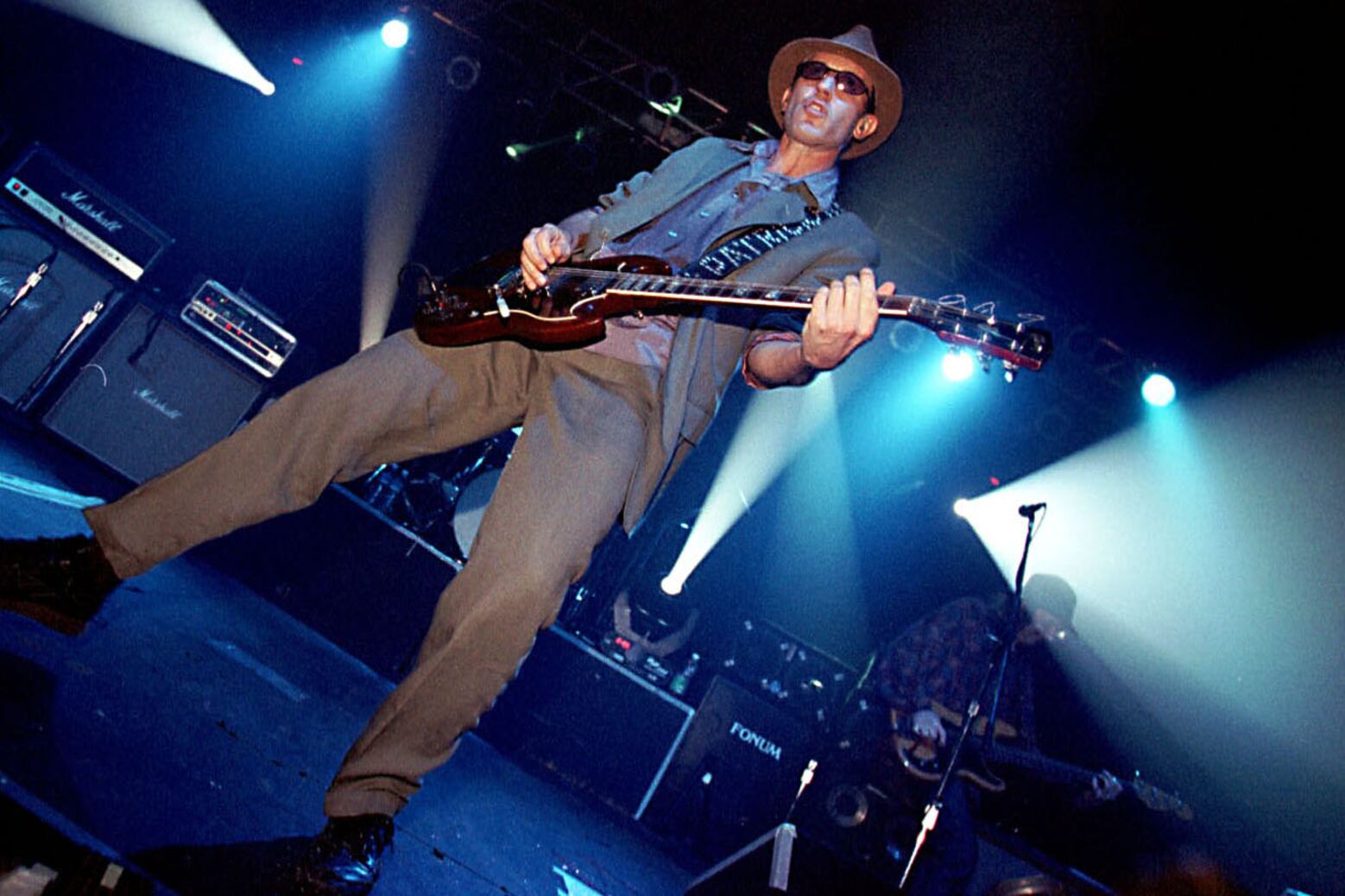 Skay va del clima ominoso al rock energético y luminoso.