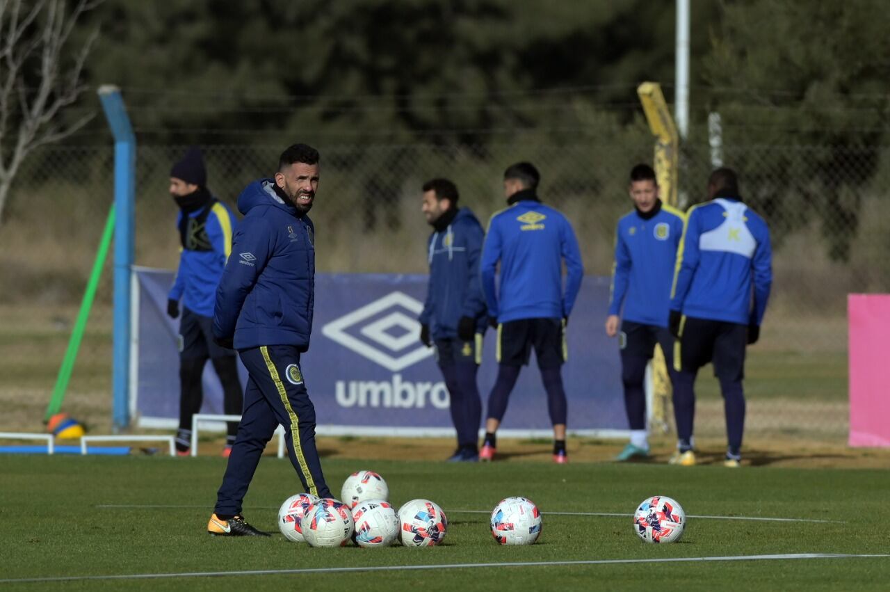 Carlos Tevez, con el buzo de DT de Central.