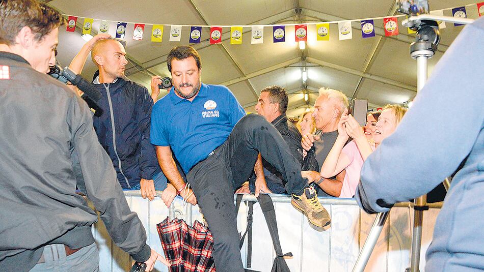 Al ministro Salvini se lo investiga por presunto secuestro de personas, dado que impidió desembarcar a 177 migrantes.