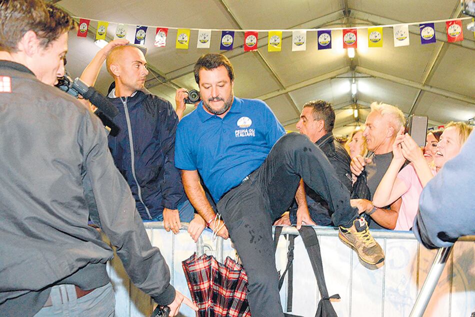 Al ministro Salvini se lo investiga por presunto secuestro de personas, dado que impidió desembarcar a 177 migrantes.