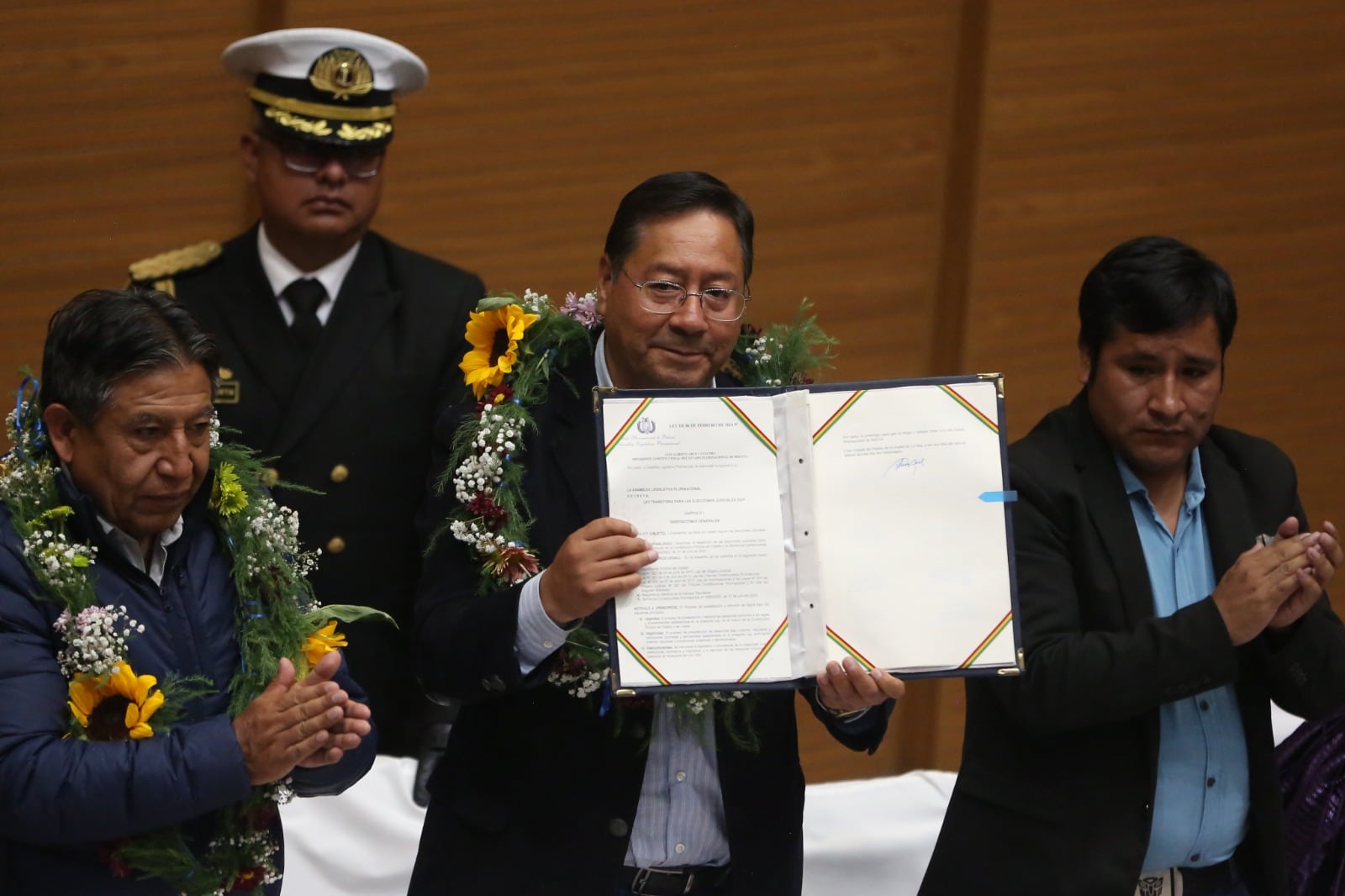 Arce sostiene la ley para elecciones judiciales. 