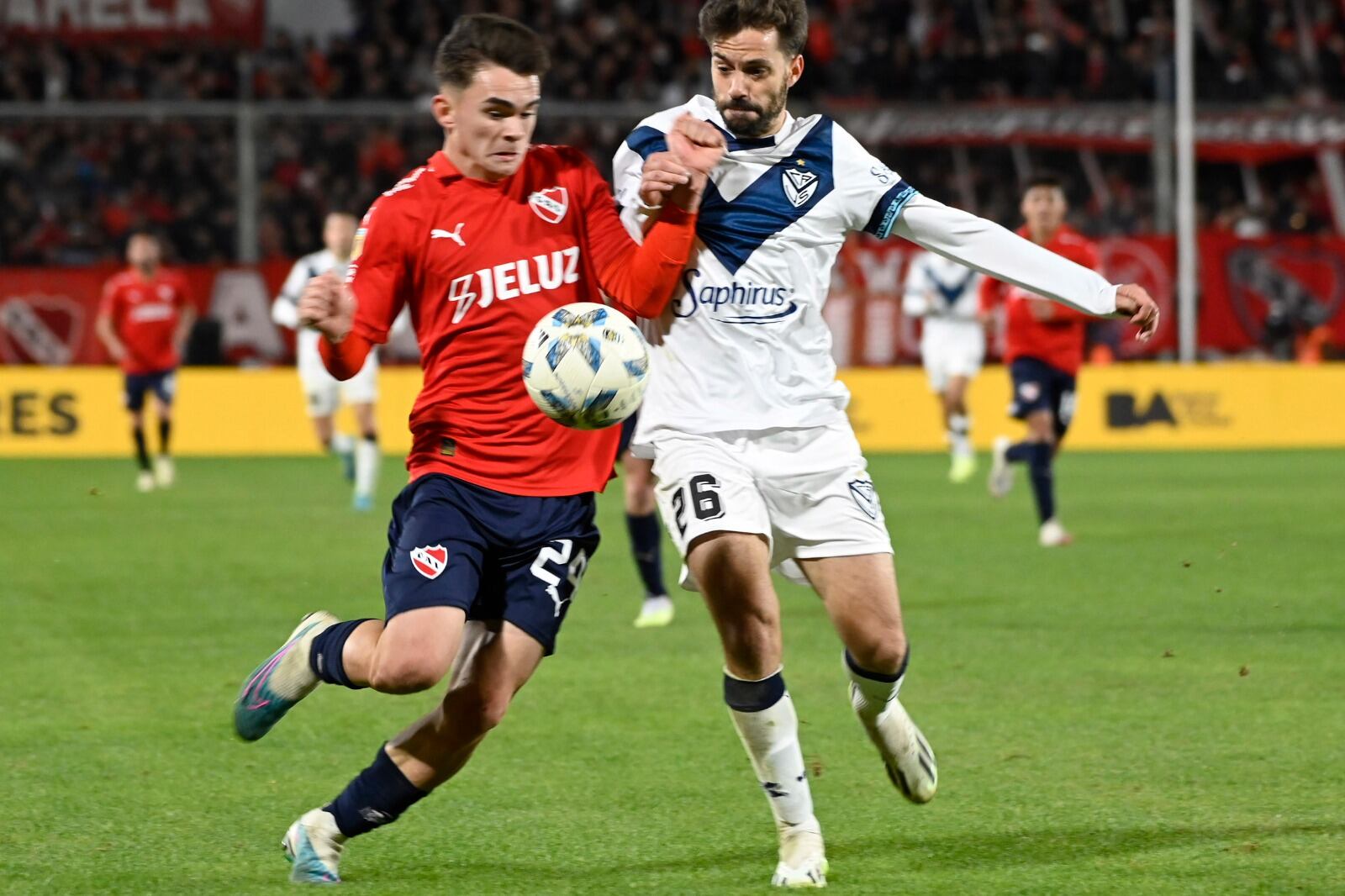 Fedorco y Agustín Bouzat luchan por la pelota