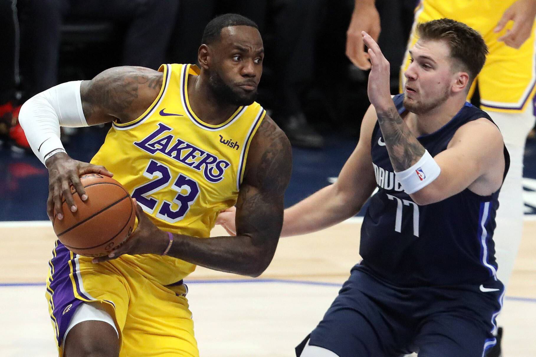 El veterano LeBron James y el veinteañero Luka Doncic, dos de los mejores de la NBA.